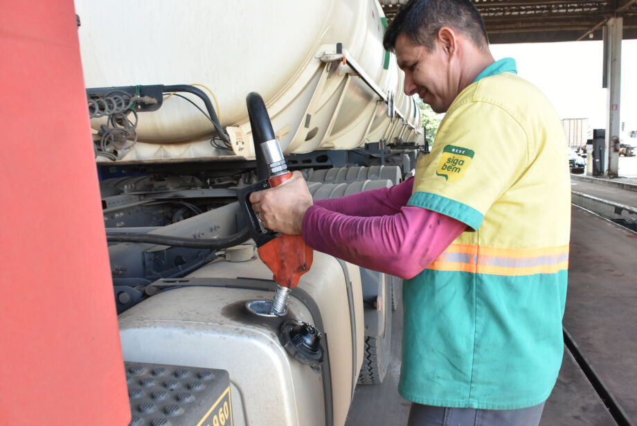 Governos de MS e federal devem “rachar” subsídio para baixar o diesel nos postos Governos de MS e federal devem "rachar" subsídio para baixar o diesel nos postos