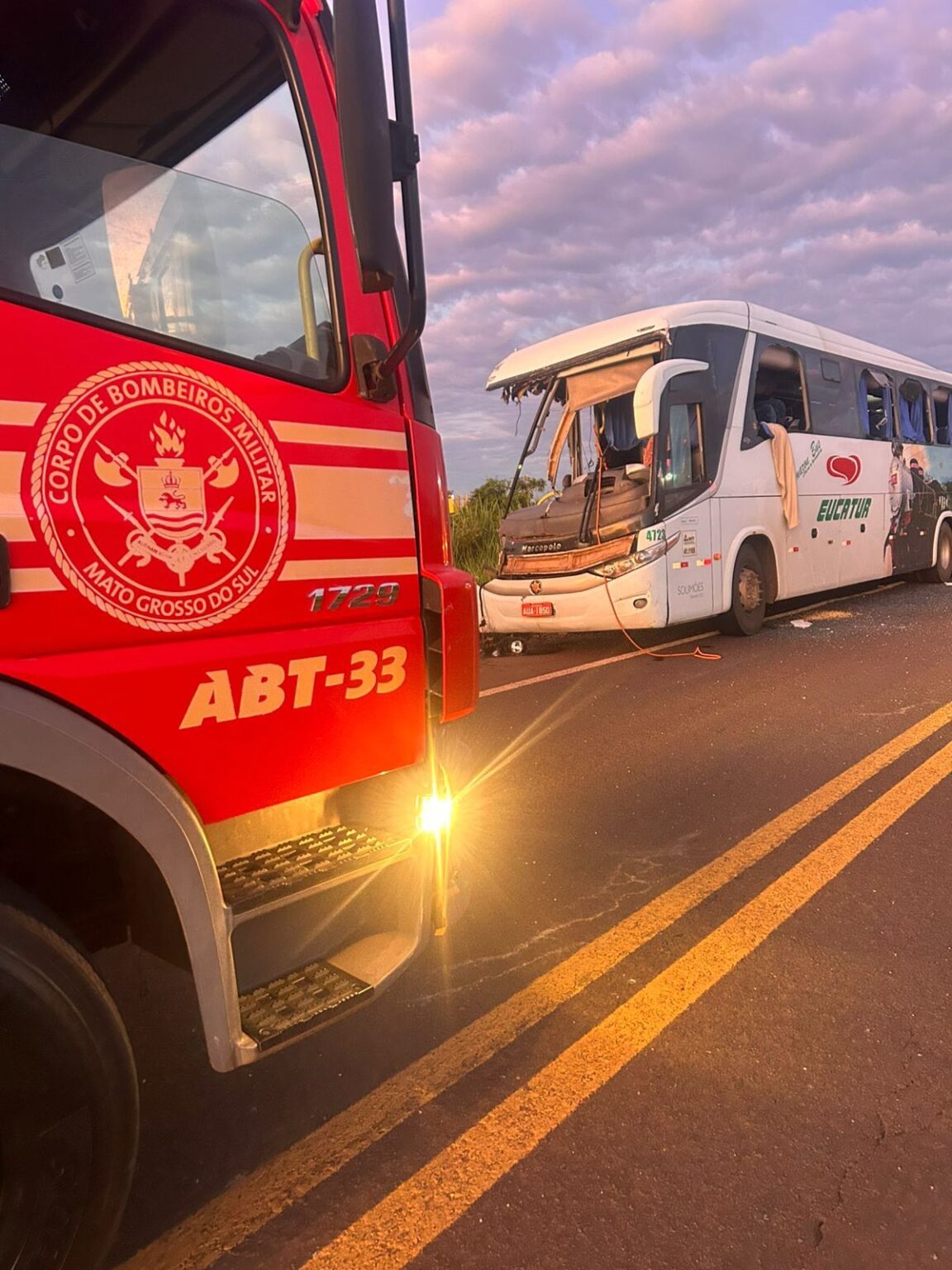 Colisão entre ônibus e caminhão deixa um morto e feridos na BR-267 em Nova Alvorada do Sul Colisão entre ônibus e caminhão deixa um morto e feridos na BR-267 em Nova Alvorada do Sul