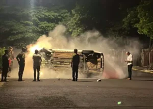 veiculo-capota-e-para-de-lado-em-cruzamento-do-bairro-amambai