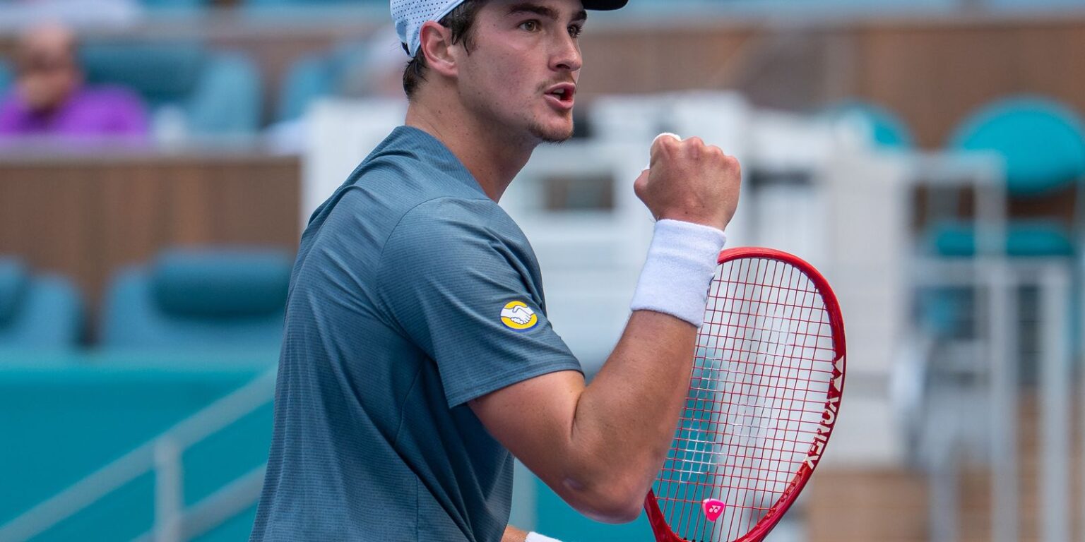 João Fonseca vence estreia em Miami e terá Alcaraz na 2ª rodada joao-fonseca-vence-estreia-em-miami-e-tera-alcaraz-na-2a-rodada
