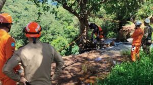 Corpo é encontrado por praticantes de rapel na Cachoeira do Inferninho corpo-e-encontrado-por-praticantes-de-rapel-na-cachoeira-do-inferninho