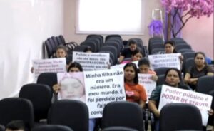 maes-fazem-protesto-apos-mortes-em-hospital-no-interior