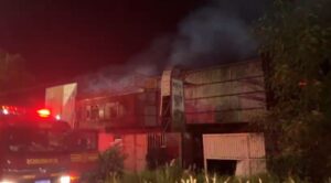 Incêndio de grandes proporções atinge motel desativado em Campo Grande incendio-de-grandes-proporcoes-atinge-motel-desativado-em-campo-grande