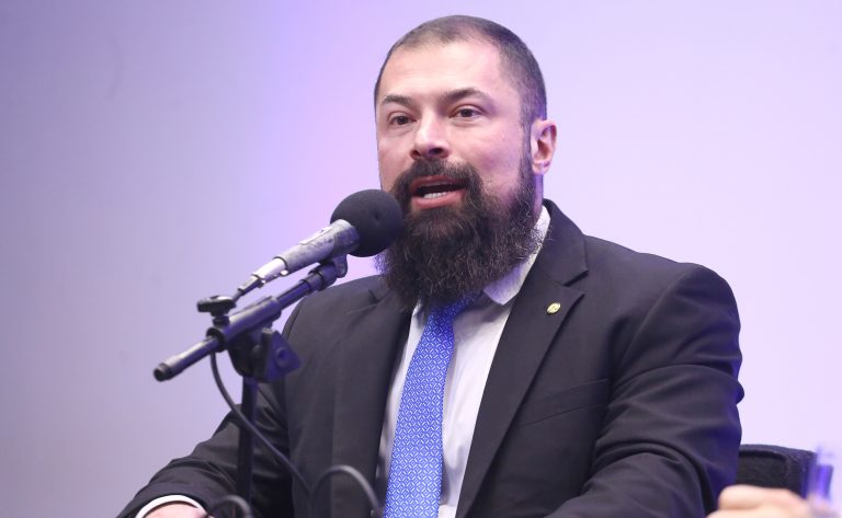 Comissão aprova porte de arma para atiradores com mais de um ano de registro comissao-aprova-porte-de-arma-para-atiradores-com-mais-de-um-ano-de-registro