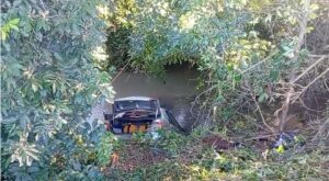 carro-aparece-afundado-em-corrego-e-mobiliza-curiosos-na-vila-popular