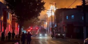 Incêndio de grandes proporções atinge fábrica no Brás, em São Paulo incendio-de-grandes-proporcoes-atinge-fabrica-no-bras,-em-sao-paulo