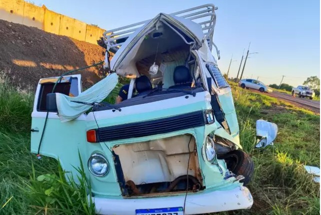Casal morre em colisão entre Kombi e carreta na BR-163, em Caarapó casal-morre-em-colisao-entre-kombi-e-carreta-na-br-163,-em-caarapo