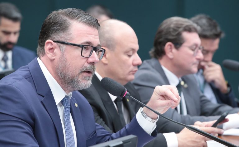 Comissão aprova destinar taxa de colecionador de arma a fundo da Polícia Federal comissao-aprova-destinar-taxa-de-colecionador-de-arma-a-fundo-da-policia-federal