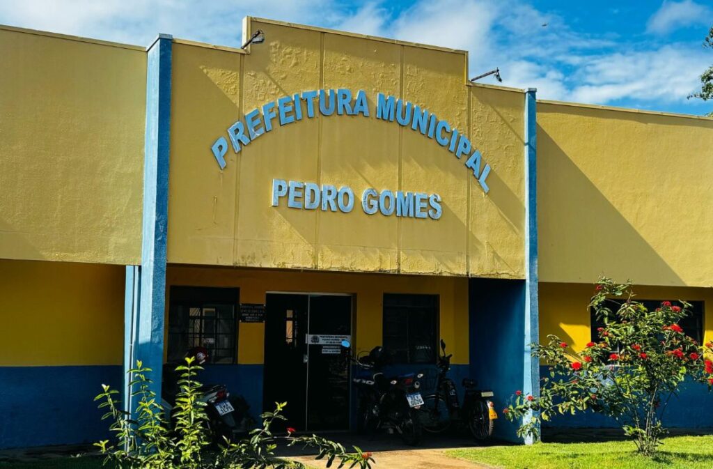 Secretária de Educação de Pedro Gomes é alvo de denúncia por acúmulo irregular de cargos