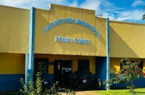 Secretária de Educação de Pedro Gomes é alvo de denúncia por acúmulo irregular de cargos