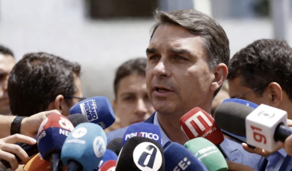 Flávio Bolsonaro diz que conversou com Moraes sobre prisão domiciliar do pai