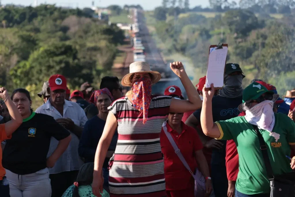 Manifestação do MST bloqueia BR‑163 e causa fila de 16 km no MS