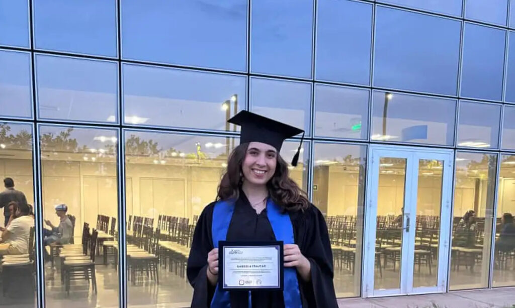 Brasileira de 20 anos conquista prêmio internacional e coloca biologia quântica em destaque