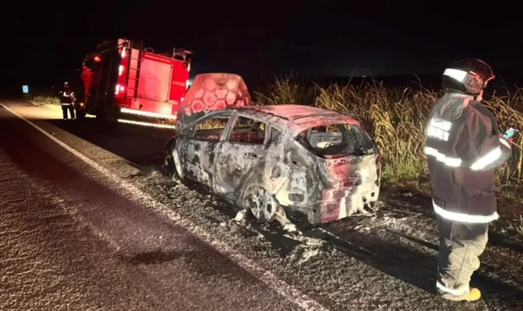 Bombeiros são acionados para incêndio em veículo na BR 163 em Rio Brilhante