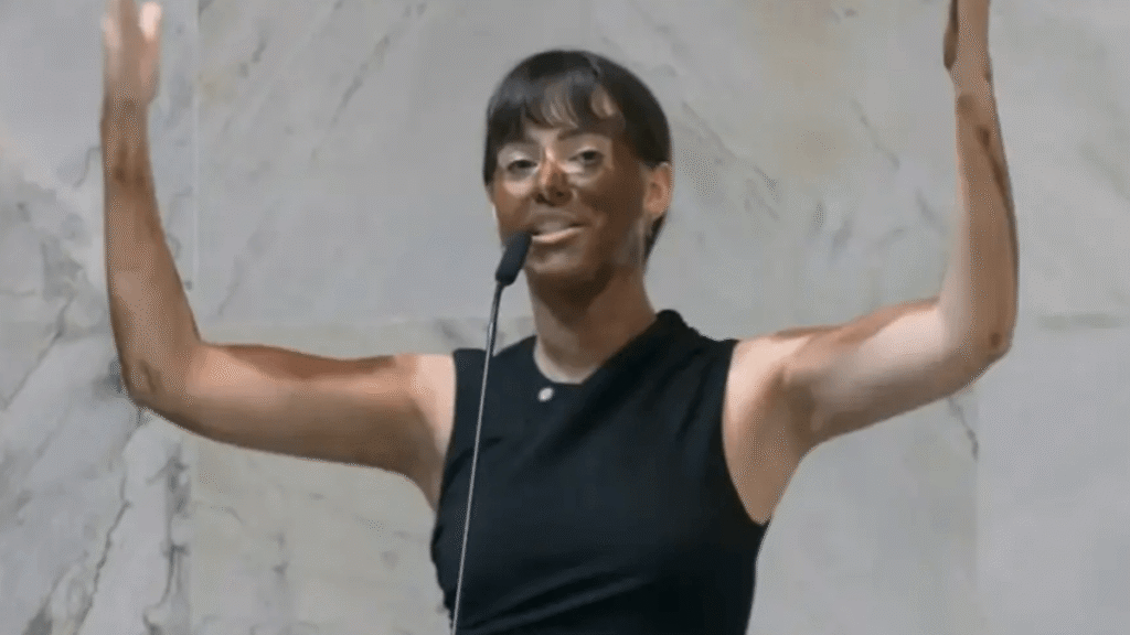 Deputada do PL faz blackface na Alesp para criticar Erika Hilton