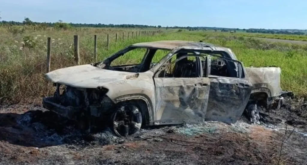 Corpo carbonizado é encontrado dentro de Fiat Toro incendiada em MS Corpo carbonizado é encontrado dentro de Fiat Toro incendiada em MS