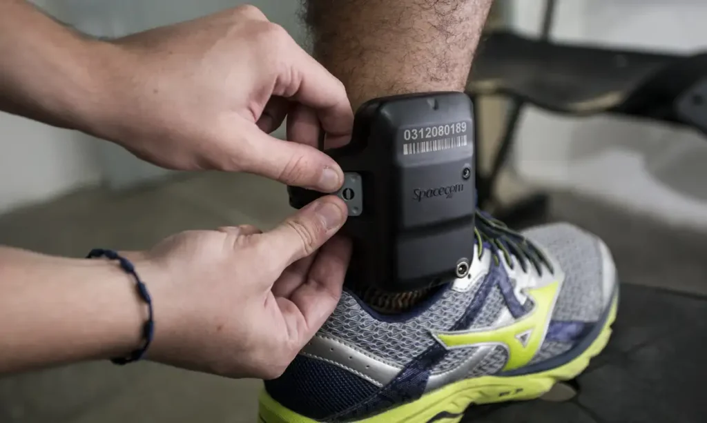 Senado aprova uso imediato de tornozeleira por agressor de mulher