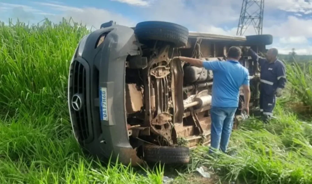 Van de Secretaria de Saúde tomba em aquaplanagem na MS-306