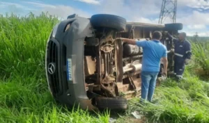 Van de Secretaria de Saúde tomba em aquaplanagem na MS-306