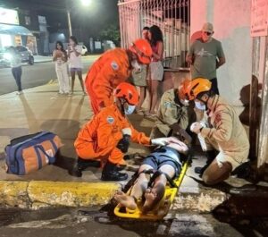 Colisão entre Biz e caminhonete deixa motociclista ferido em Nova Andradina