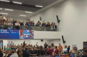 Com gritos de fora Fiems, servidores protestam por reajuste salarial na Assembleia com-gritos-de-fora-fiems,-servidores-protestam-por-reajuste-salarial-na-assembleia