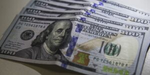 dolar-retoma-nivel-pre-guerra-e-bolsa-sobe-com-possivel-acordo-com-ira