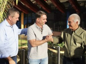 Flávio Bolsonaro confirma apoio a Riedel e Reinaldo e deixa segunda vaga ao Senado em aberto flavio-bolsonaro-confirma-riedel-e-reinaldo-e-diz-que-outra-vaga-para-o-senado-esta-aberta