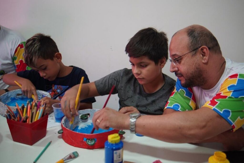 abril-azul:-alems-fortalece-debate-sobre-autismo-e-destaca-desafios-e-avancos