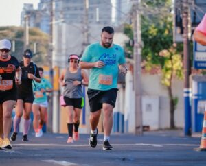 corrida-com-2-mil-atletas-fecha-avenidas-e-exige-atencao-de-motoristas-na-capital
