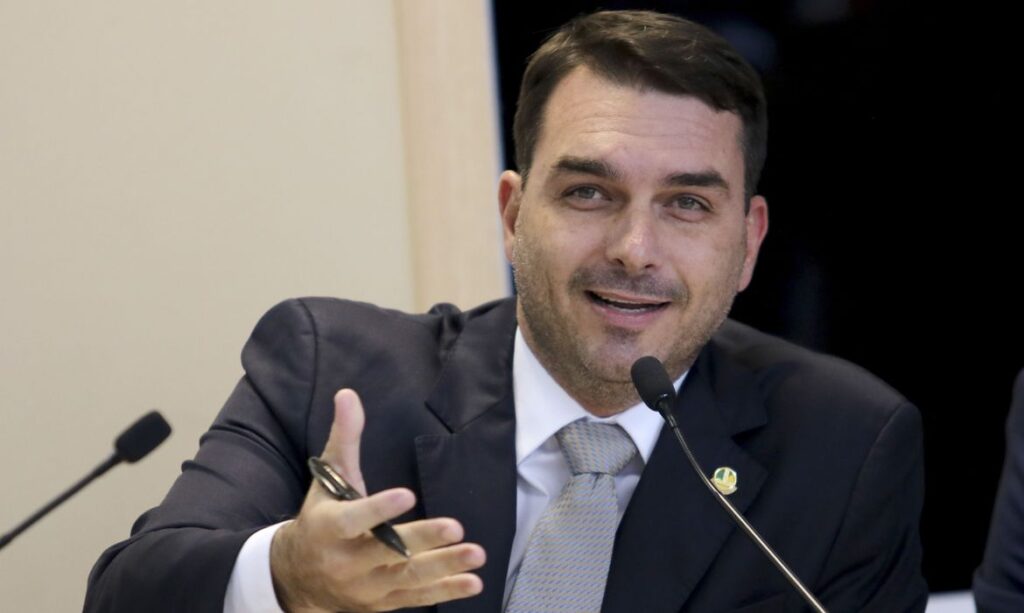 Flávio Bolsonaro diz que, se eleito, Bolsonaro “subirá a rampa” do Planalto em 2027 flavio-bolsonaro-diz-que,-se-eleito,-bolsonaro-“subira-a-rampa”-do-planalto-em-2027