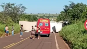 tombamento-de-carreta-bloqueia-totalmente-a-ms-040-neste-domingo