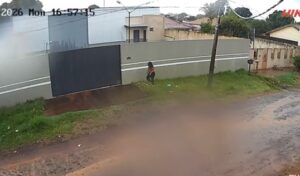 video-registra-fuga-de-mulher-ferida-apos-ser-baleada-dentro-de-casa-no-jardim-columbia