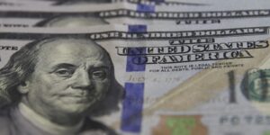 dolar-fecha-abaixo-de-r$-5-pela-primeira-vez-em-mais-de-dois-anos