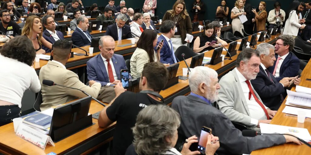 Pedido de vista adia votação da PEC do fim da 6×1 na CCJ da Câmara pedido-de-vista-adia-votacao-da-pec-do-fim-da-6×1-na-ccj-da-camara