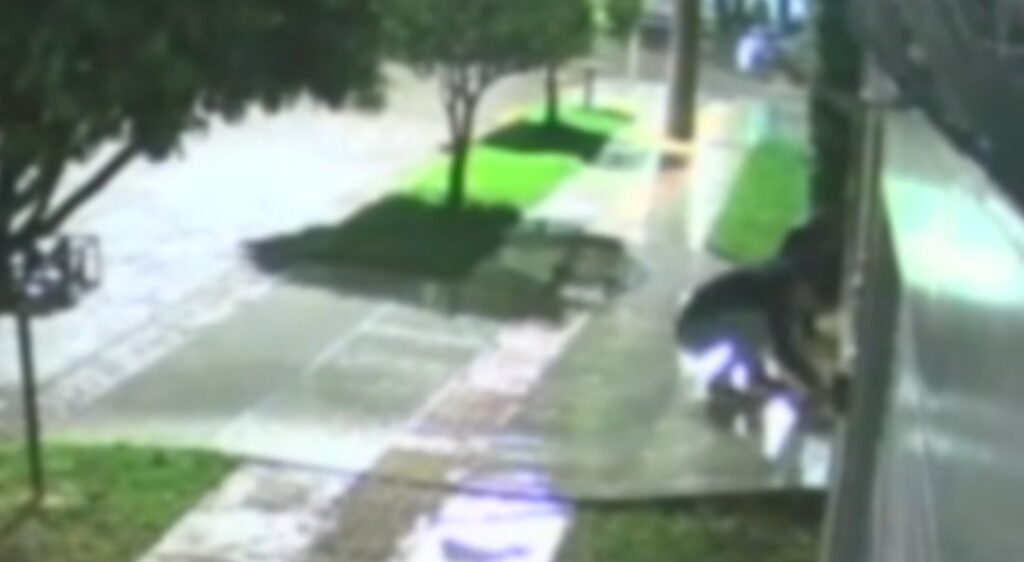 apos-acidente,-bandidos-abandonam-carro-e-joias-furtadas-de-residencia