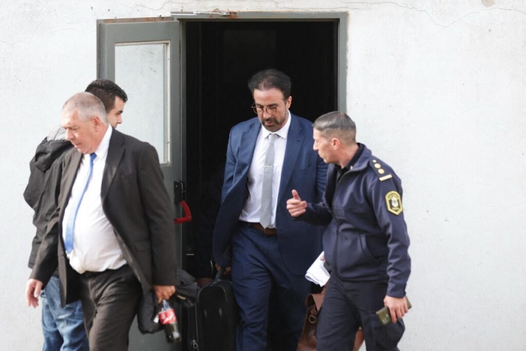 medico-acusado-pela-morte-de-maradona-se-declara-inocente-em-julgamento-na-argentina