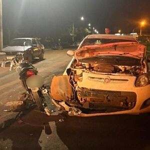 ‘sem-pedir’,-homem-pega-carro,-atinge-moto-e-foge-sem-prestar-socorro