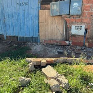 motorista-dorme-e-bate-carro-em-muro-de-casa-de-idosos-na-vila-nasser-(video)