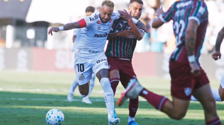 neymar-reage-apos-gesto-polemico-na-vila-e-diz-que-interpretacao-passou-do-limite