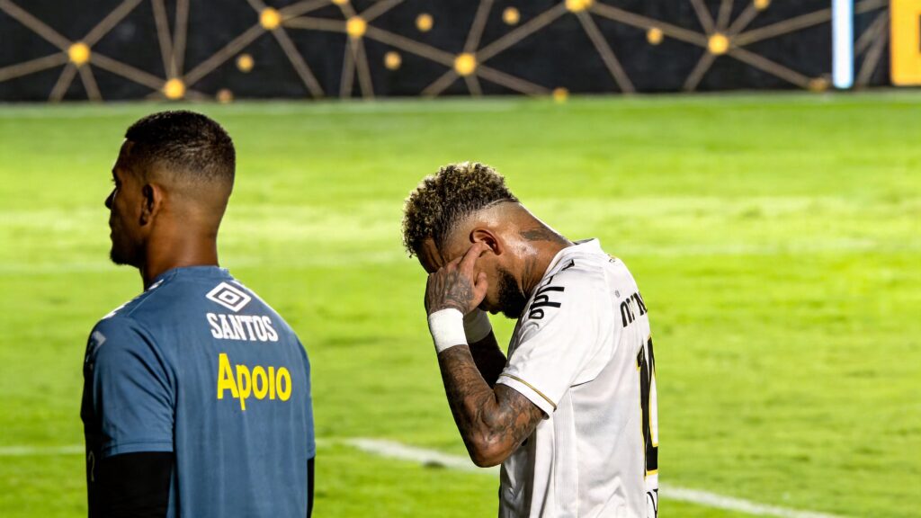 neymar-reage-apos-gesto-gerar-polemica-na-vila-e-diz-que-pressao-passou-do-limite
