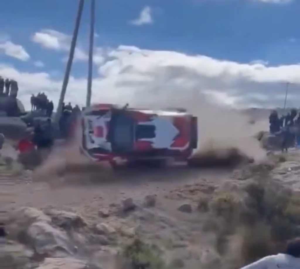 carro-sai-da-pista,-atinge-publico-e-mata-jovem-durante-rali-na-argentina
