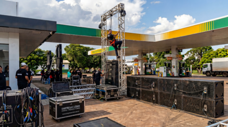 montagem-em-posto-na-duque-de-caxias-levanta-expectativa-para-show-em-campo-grande