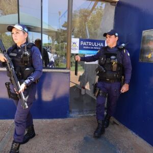 ladrao-tenta-se-esconder,-mas-e-flagrado-furtando-oculos-de-r$-5-mil-em-dourados