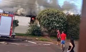 policial-de-folga-ajuda-a-resgatar-idosa-e-filho-durante-incendio-em-residencia
