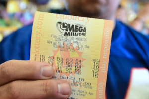 premio-da-mega-millions-chega-a-r$-880-milhoes-e-volta-a-atrair-atencao-de-brasileiros