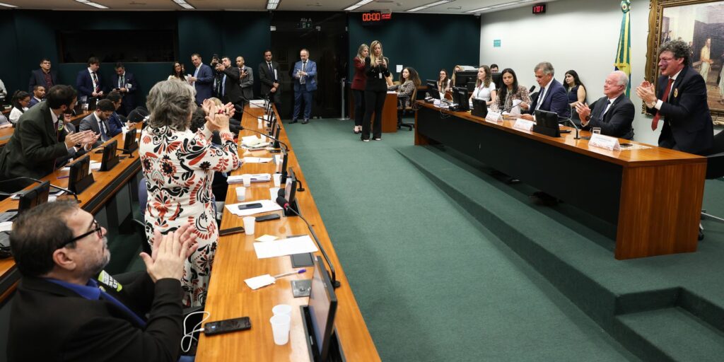 CCJ aprova admissibilidade de propostas que acabam com escala 6×1 ccj-aprova-admissibilidade-de-propostas-que-acabam-com-escala-6×1