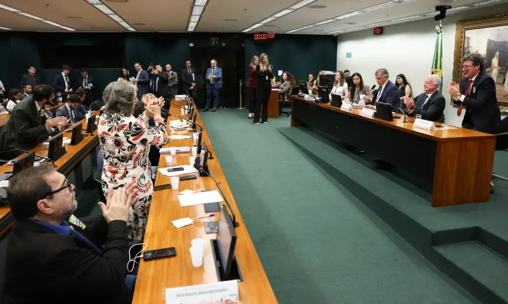 CCJ aprova admissibilidade de propostas que acabam com escala 6×1 ccj-aprova-admissibilidade-de-propostas-que-acabam-com-escala-6×1