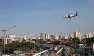 cmn-aprova-linha-de-credito-para-empresas-aereas-enfrentarem-alta-de-custos