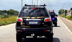 Bandido procurado pela Justiça de MG é preso na Bolívia e entregue à PF em Corumbá bandido-procurado-pela-justica-de-mg-e-preso-na-bolivia-e-entregue-a-pf-em-corumba