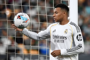 Mbappé sente desconforto contra o Betis e vira dúvida no fim da temporada do Real mbappe-sente-desconforto-contra-o-betis-e-vira-duvida-no-fim-da-temporada-do-real